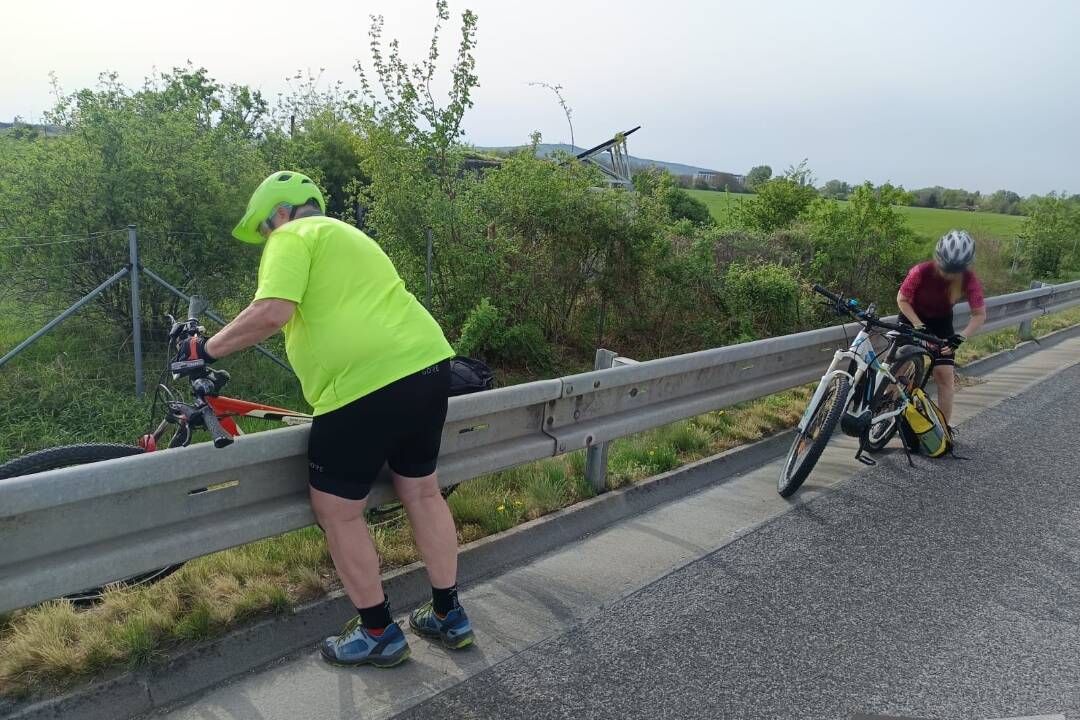 FOTO: Policajti neverili vlastným očiam. Po diaľnici D2 jazdili rekreační cyklisti