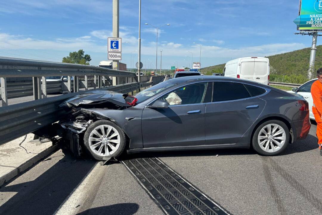 Foto: Po nehode pri Boroch skončil Patrik s tehotnou manželkou v nemocnici, druhý vodič ušiel. Vodič teraz hľadá vinníka