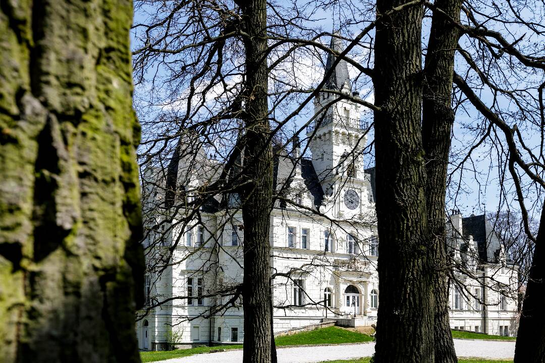 Foto: Skladisko, zvieratá, stolárska dielňa? Ministerstvo kultúry vyzvalo Budmerice na vypratanie kaštieľa, obec to odmieta