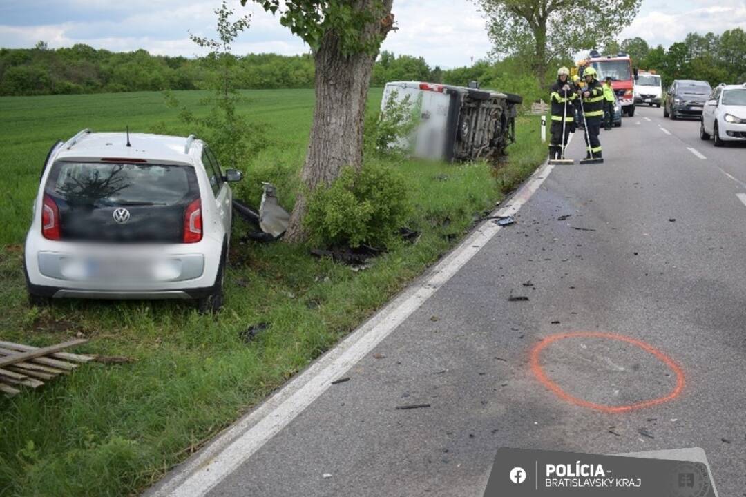 Hrozivá nehoda v Chorvátskom Grobe. Dodávka prešla do protismeru, pri čelnej zrážke sa zranila vodička