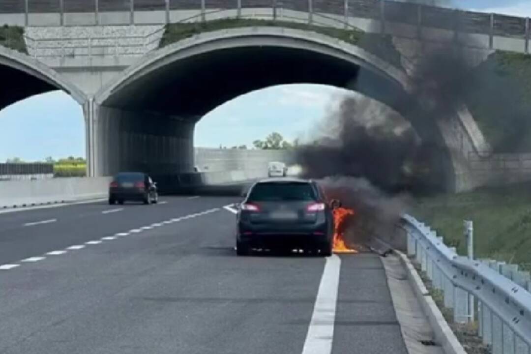 Foto: Na rýchlostnej ceste R7 horí auto. Na mieste zasahujú hasiči a záchranári