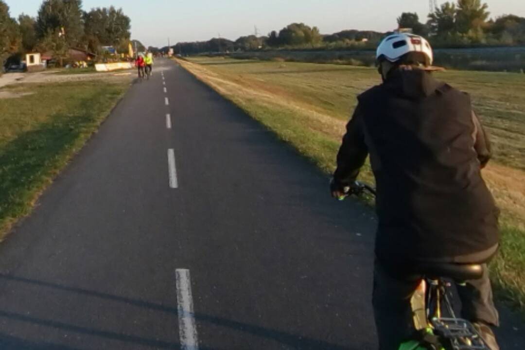 Foto: Krik, hádky, nadávky. Kto má prednosť na petržalskej hrádzi? Psíčkari verzus cyklisti