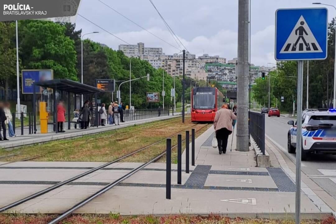 Foto: Na Karloveskej zrazila električka 81-ročnú chodkyňu