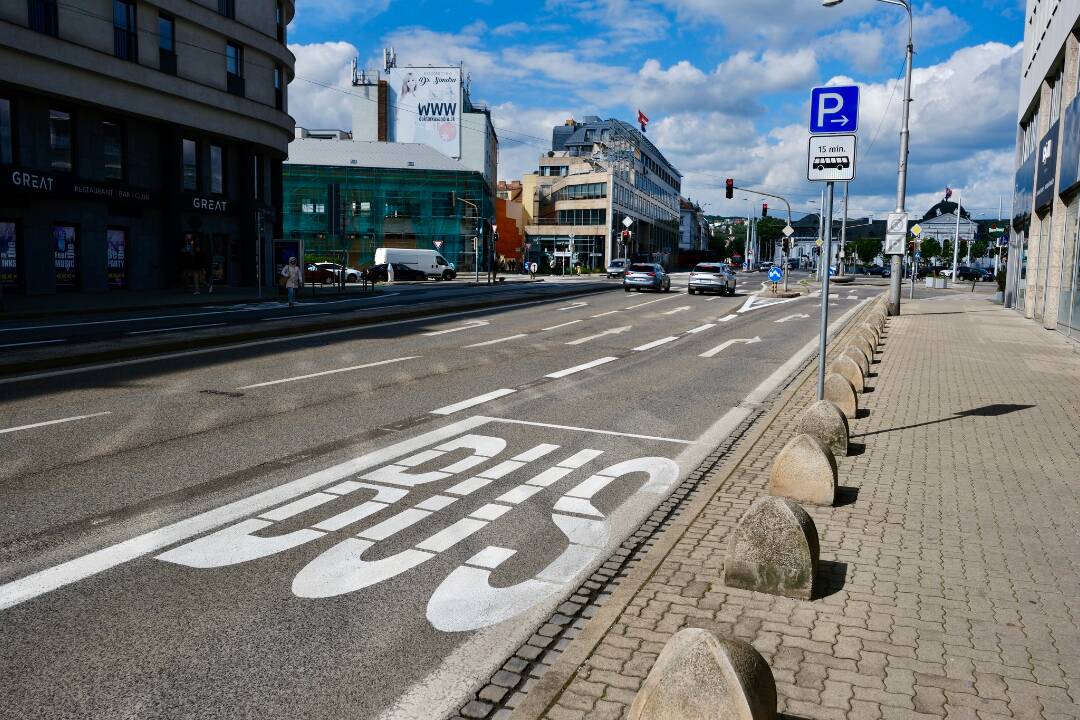 Foto: Bratislava zriadila nové zastávky pre turistické autobusy. Cieľom je viac neblokovať dopravu a MHD