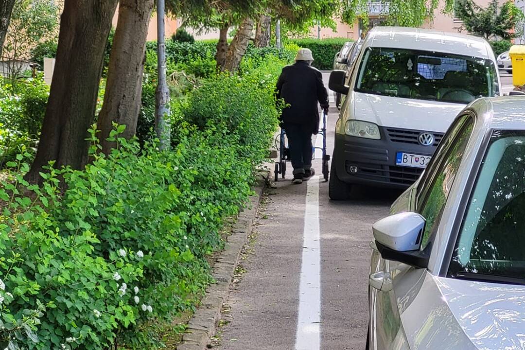 Foto: Kocúrkovo na ružinovských Trávnikoch. Chodníky patria po novom autám, chodci majú chodiť po ceste 