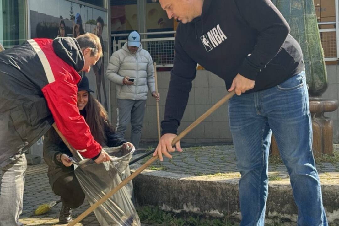 Foto: Danko upratuje Dúbravku. Vystriedal metlu aj lopatku. Za volant si nesadne dva roky