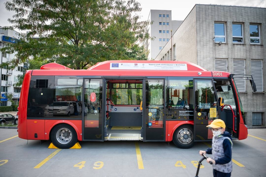 Foto: Drzosť tínedžerov Petržalčanov rozdeľuje. Toto robili v autobuse 