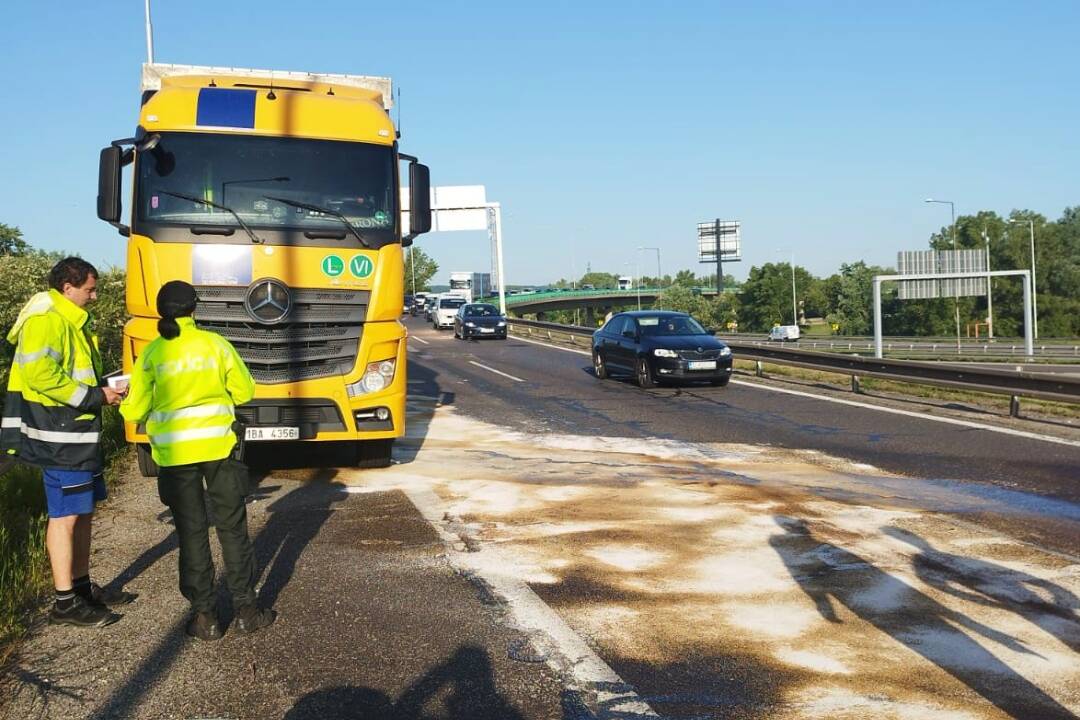 Foto: Pokazený kamión pri moste Lanfranconi, zdržanie 90 minút. Ranná doprava v Bratislave