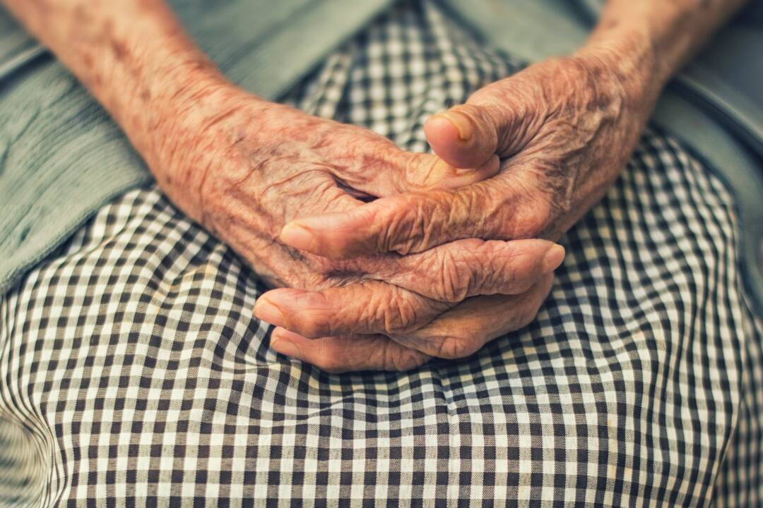 Foto: Bratislavskí seniori prišli o desaťtisíce eur. Falošnej lekárke a advokátke dali peniaze v nákupnej taške