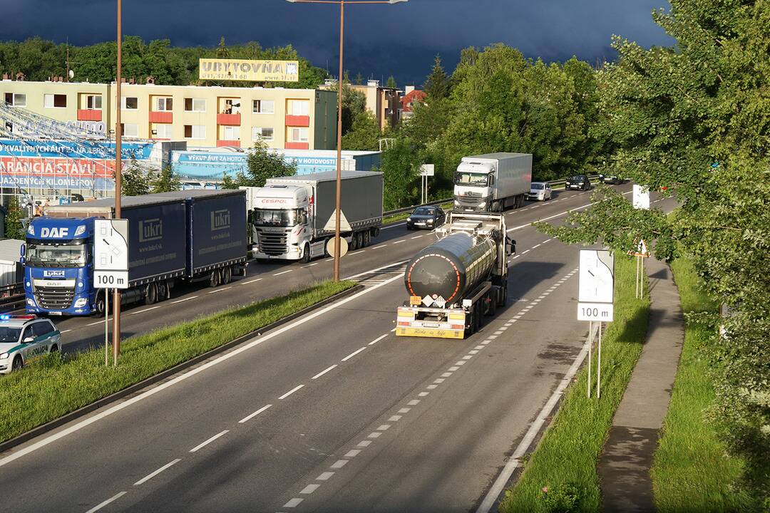 Foto: Rannú dopravu v hlavnom meste komplikuje nehoda vo Vajnoroch a polhodinová kolóna na Račianskej