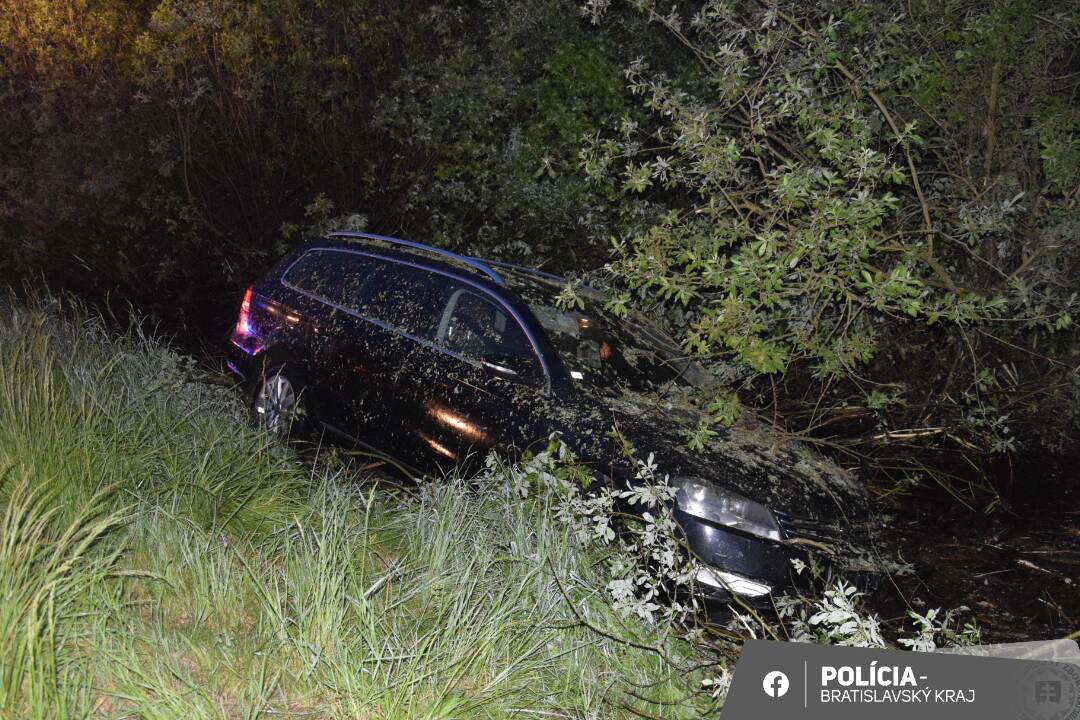 Foto: Malackí policajti si „užili“ víkend s opitými vodičmi. Jeden skončil v kríkoch, druhý jazdil zo strany na stranu