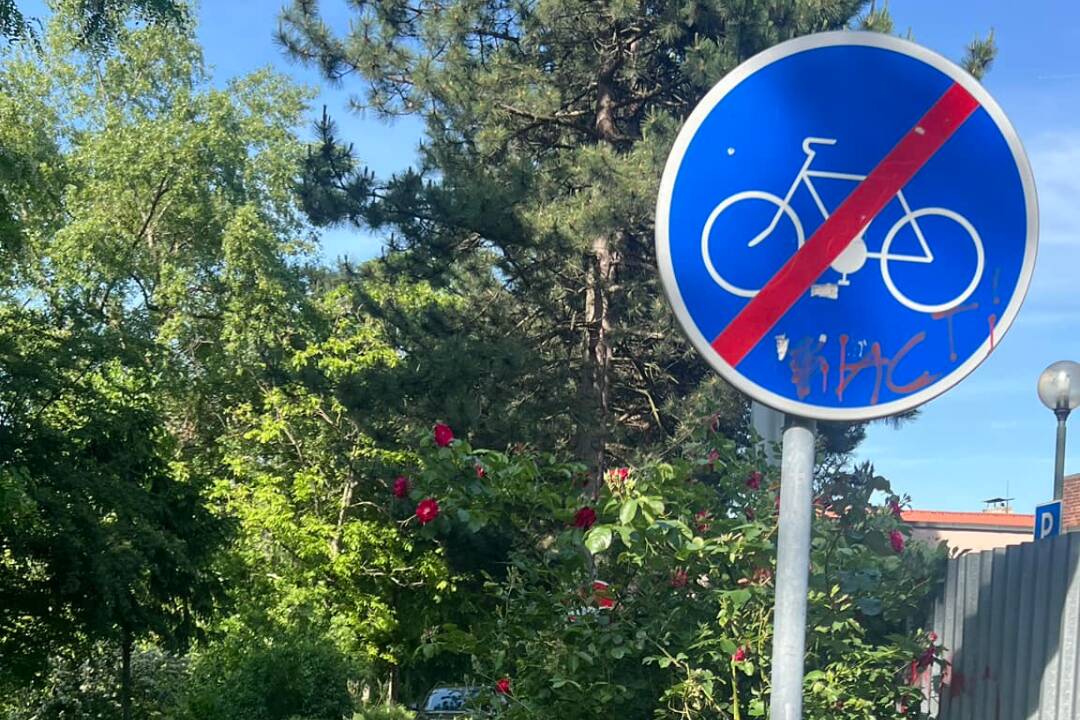 Foto: Znamená preškrtnutý bicykel zákaz vjazdu cyklistov? Vo Vrakuni sa sporia chodci s cyklistami pri nesprávnej značke