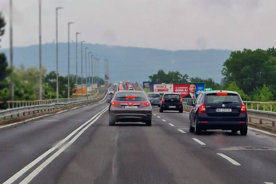 Foto: Kolóny vznikajú v Bratislave aj cez voľný deň. V Bergu sa na hranici čaká 50 minút