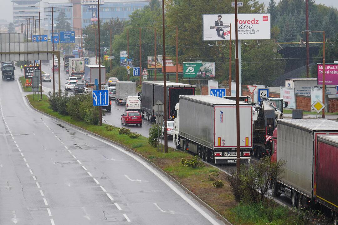 Foto: Na Ružinovskej zrazila električka cyklistu, premávajú tam náhradné autobusy