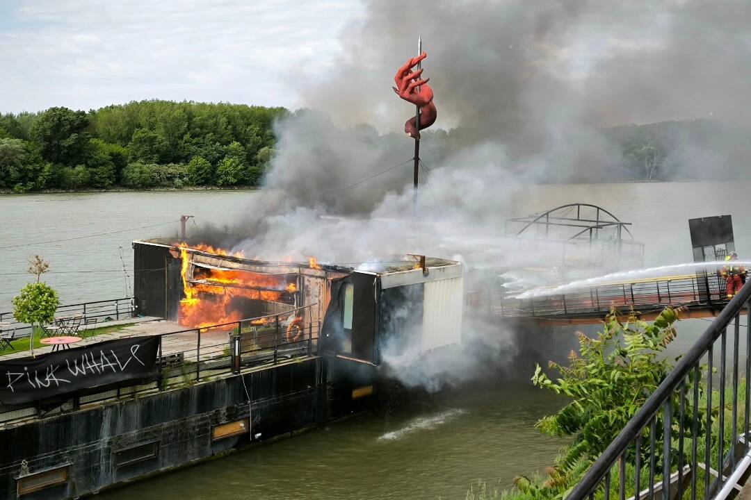 Foto: Škody v Pink Whale. Prišli sme o bar a vodovod, priznal majiteľ. Ľudia mu chcú pomôcť pri obnove podniku