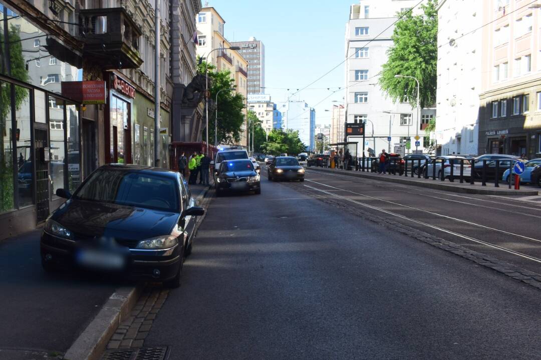 Foto: Jazdil bez vodičáku, a ešte k tomu nevie ani cúvať. Chodkyňu zrazil rovno pred policajným riaditeľstvom na Špitálskej