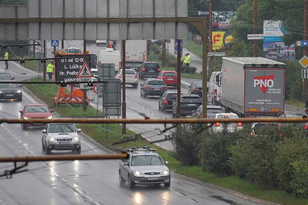 Foto: Tri nehody a kolóny. Ranná doprava v upršanej Bratislave