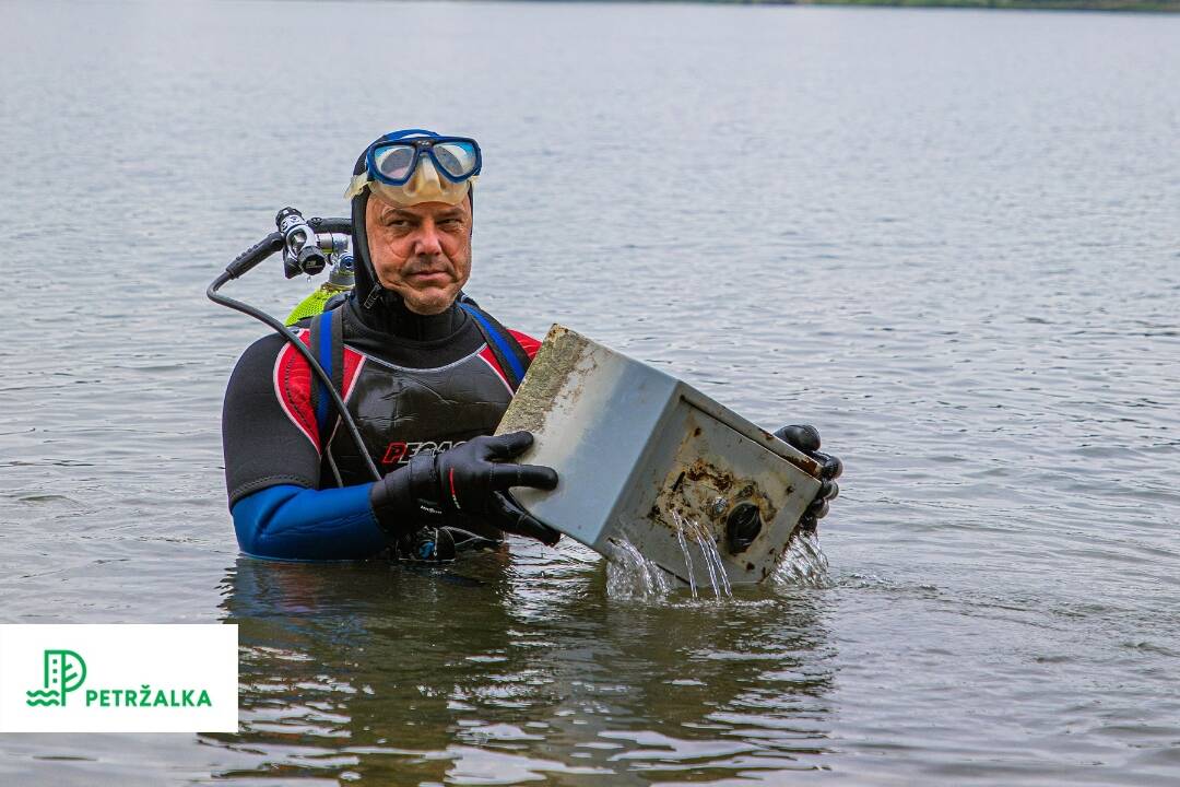 FOTO: Zaujímavé nálezy z dna Draždiaka. Neuveríte, čo všetko potápači vylovili