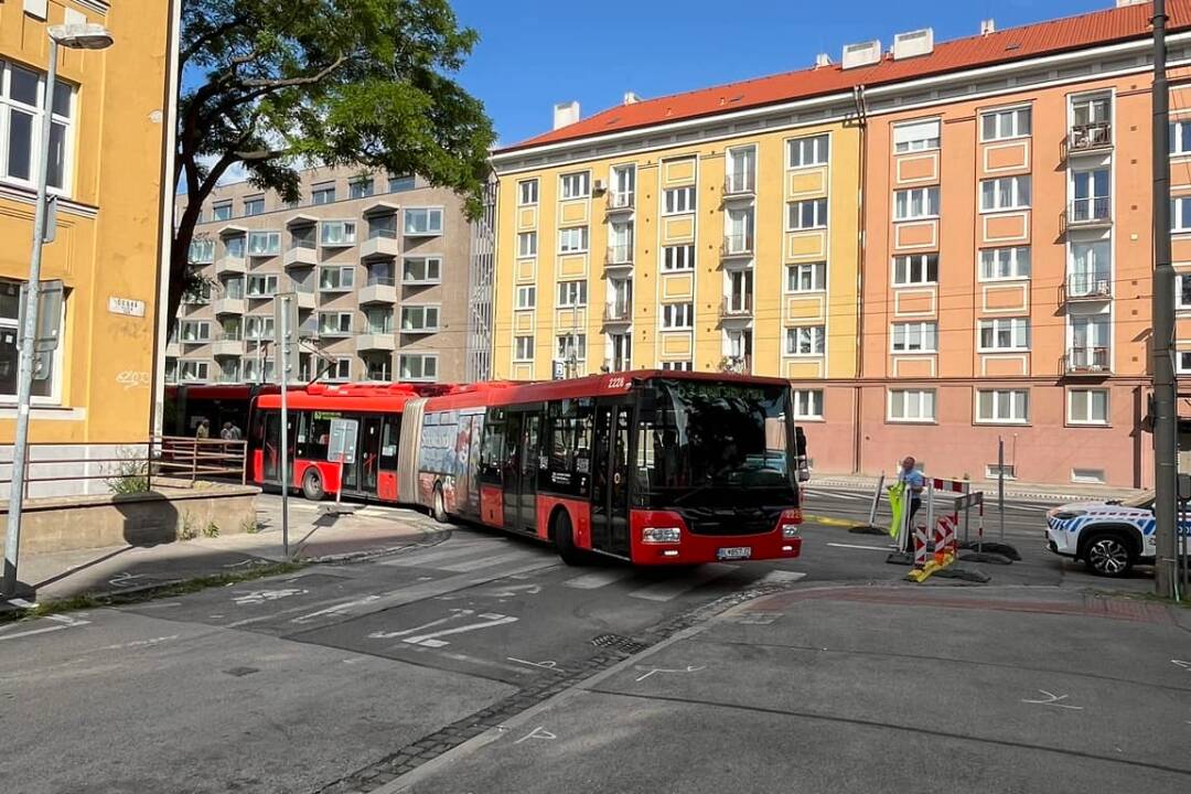 Foto: Máte pocit, že dnes nie je váš deň? Vodič autobusu 63 uviazol v strede križovatky a zablokoval dopravu