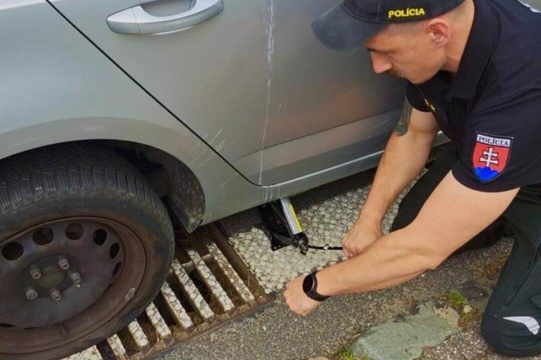 Foto: Bratislavčanke v núdzi pomohli miestni policajti. Nevedela si dať rady s defektom