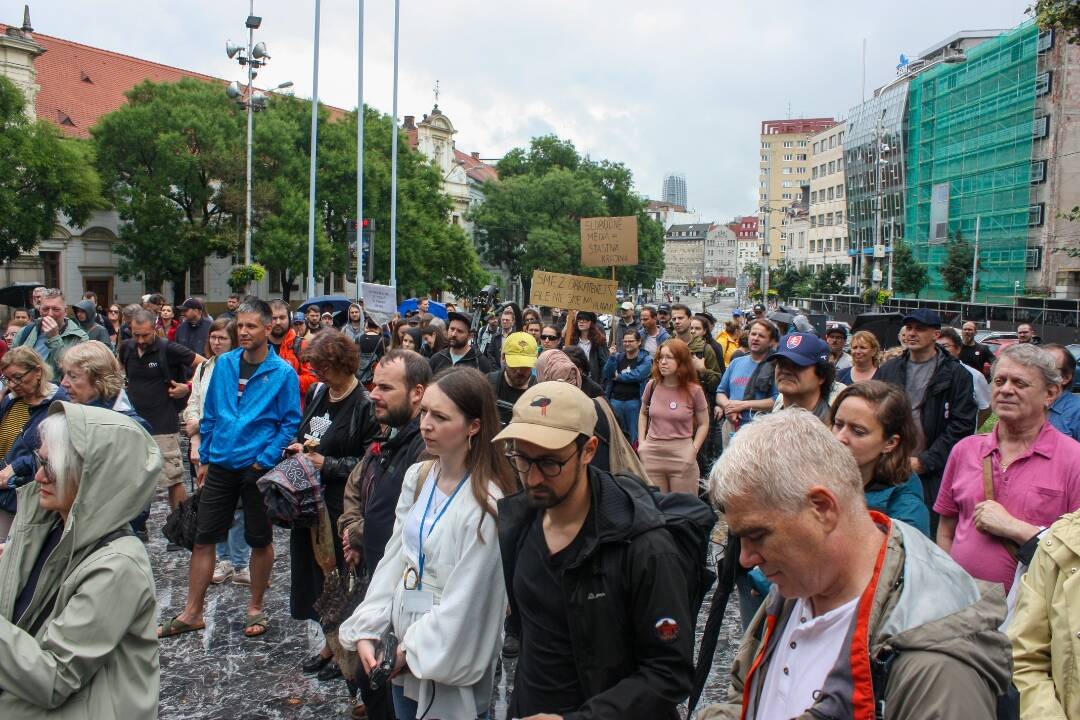 Foto: VIDEO: Štrajk v RTVS. Zamestnanci v uliciach Bratislavy žiadajú slobodné médiá