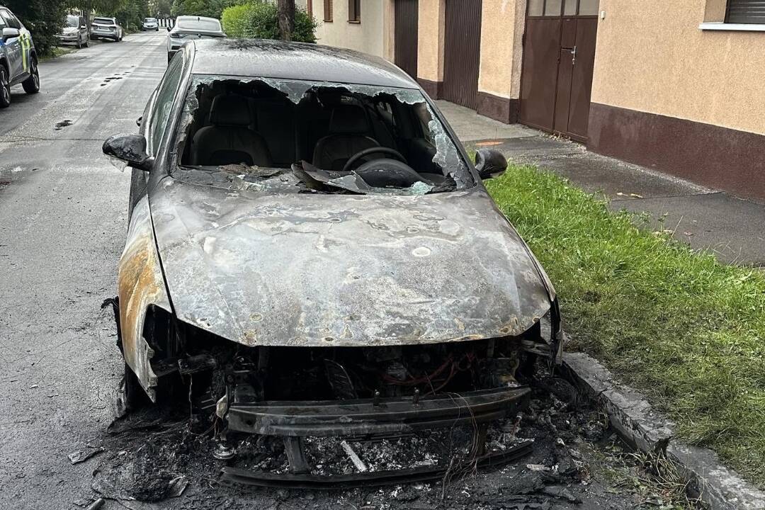 Foto: V Ružinove horelo auto. Pri požiari zasahovalo 9 hasičov