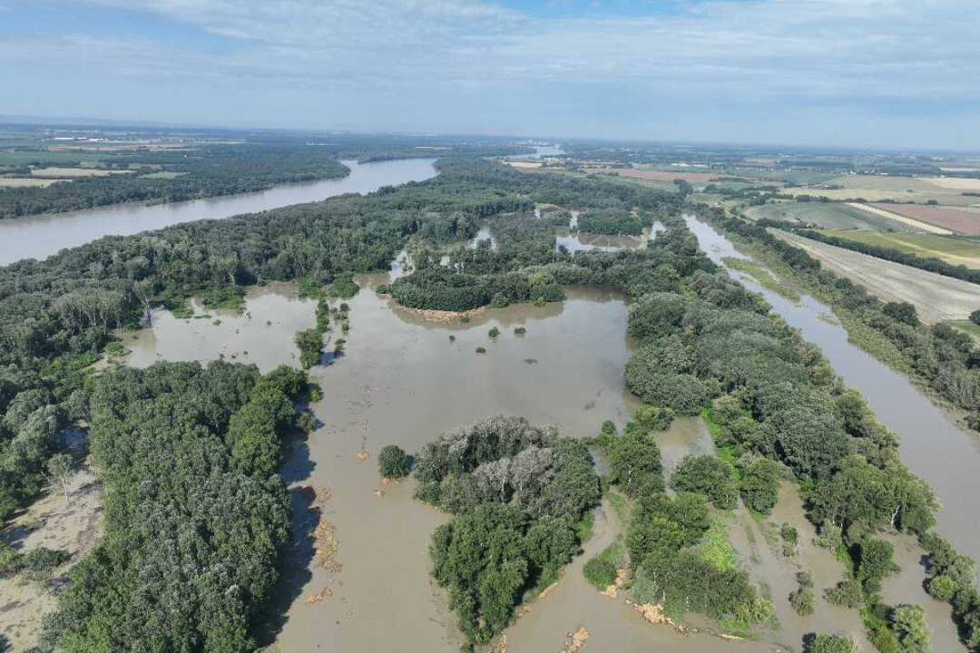 Foto: VIDEO: Ako vyzerá rozvodnený Dunaj z výšky? Toto video z dronu hasičov vás uchváti