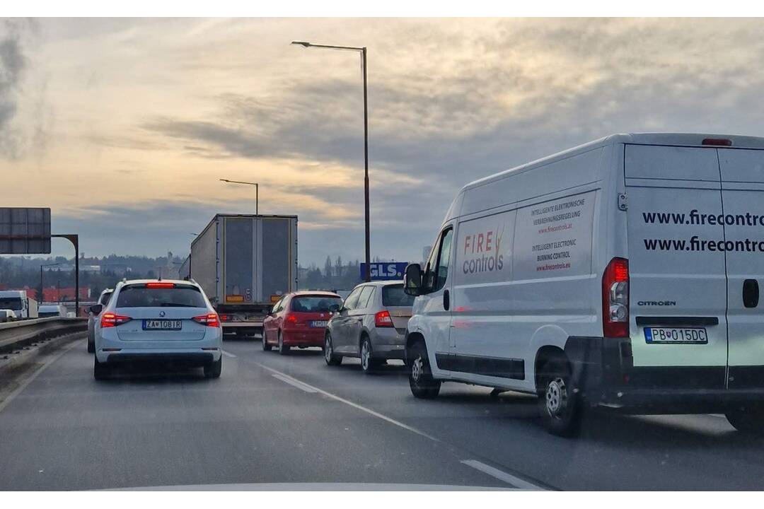 Foto: Nehoda na Račianskej a 15-minútová kolóna diaľnici D2. Štvrtkové ráno na bratislavských cestách