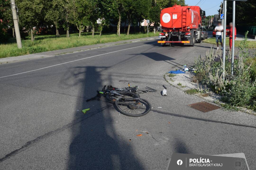 Foto: Tragická nehoda v Podunajských Biskupiciach. Cyklista po zrážke s nákladiakom zraneniam podľahol