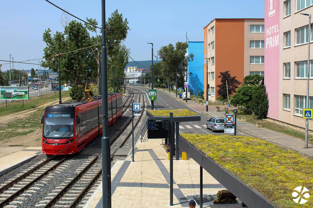 FOTO: Bratislava má svoju prvú zelenú zastávka MHD s rastlinnou strechou 