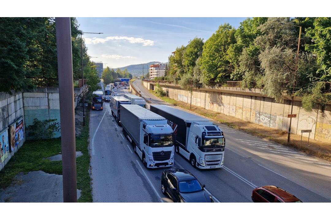 Foto: 40-minútová kolóna na diaľnici D1 a v Bernolákove. Ranná doprava v Bratislave a okolí