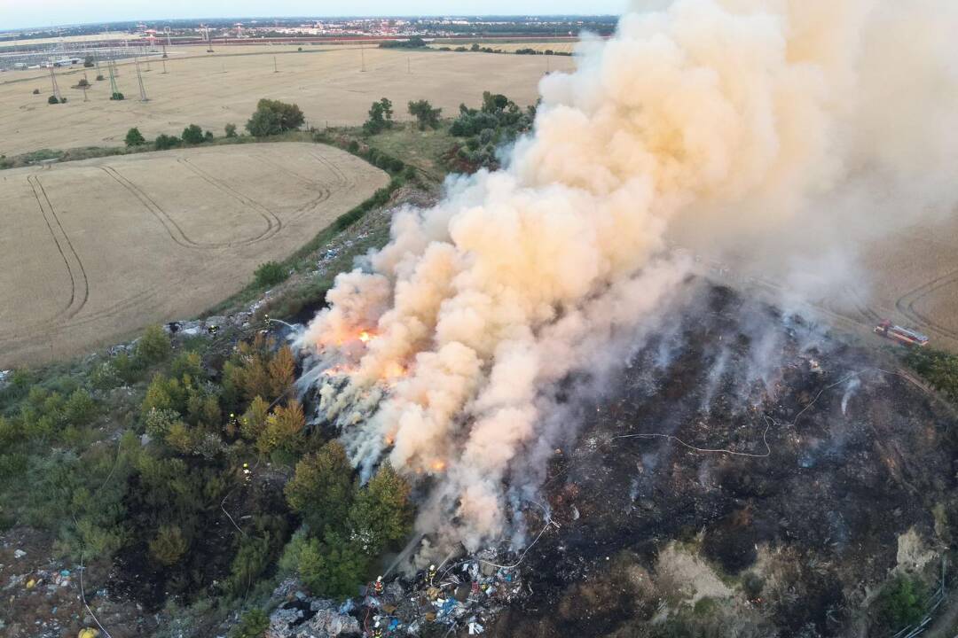 FOTO: Obrovské spálenisko skládky v Podunajských Biskupiciach monitorujú dronom. Príčina požiaru je zatiaľ neznáma