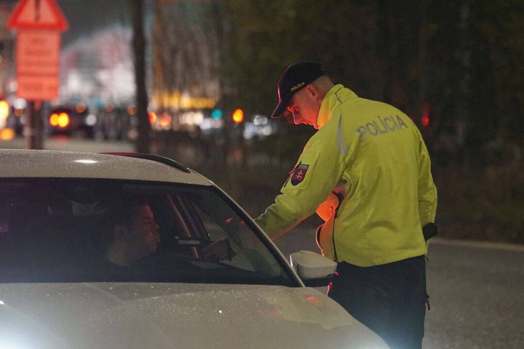 Foto: Na diaľnici D2 došlo k smrteľnej nehode, nákladné vozidlo zrazilo chodca