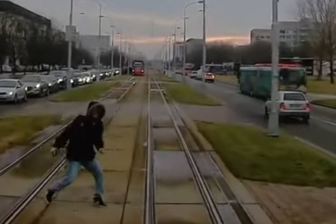 Foto: VIDEO: Bratislavskí vodiči električiek majú čo robiť. Takýmto situáciám čelia v hlavnom meste