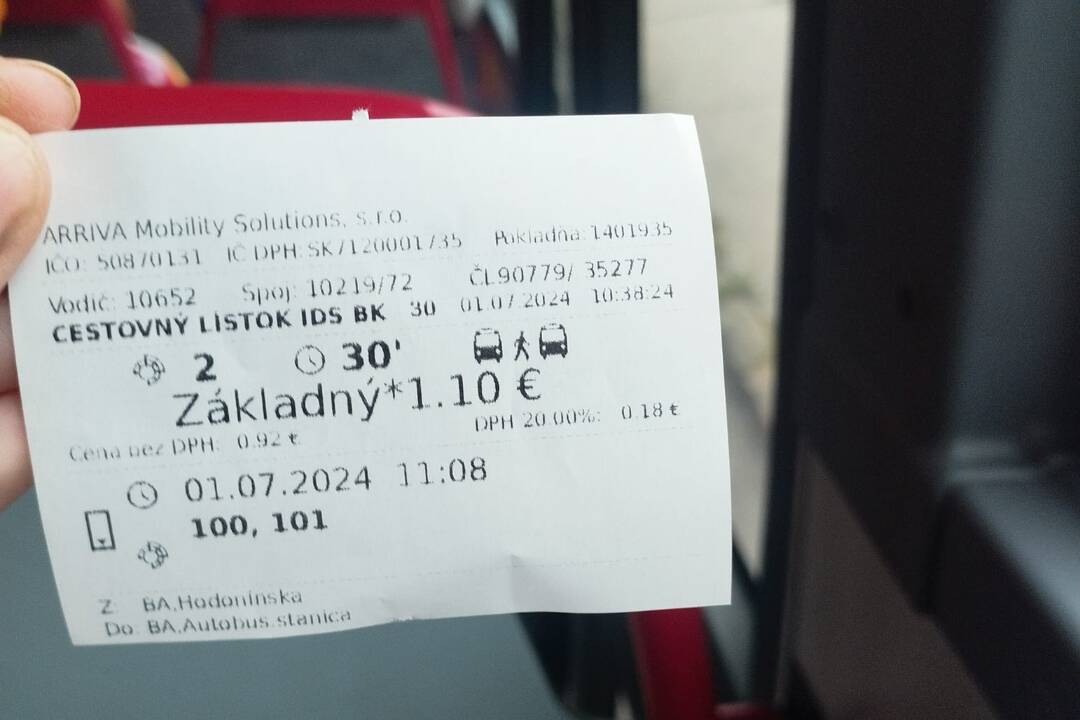 Foto: Vodič vydal Bratislavčanke v autobuse neplatný lístok. Šofér bol zo zahraničia, nevedela sa s ním  ani dohovoriť