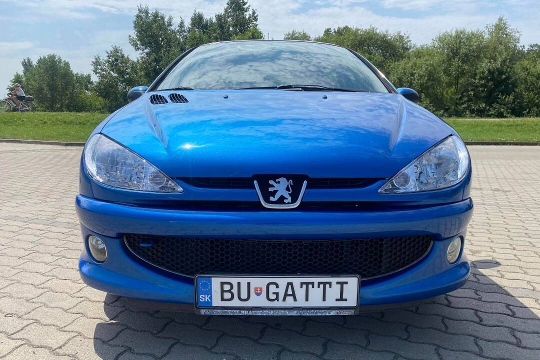 Foto: ŠPZ drahšia než samotné auto. Novodobý investor zabáva internet, auto chcel predať na bazári