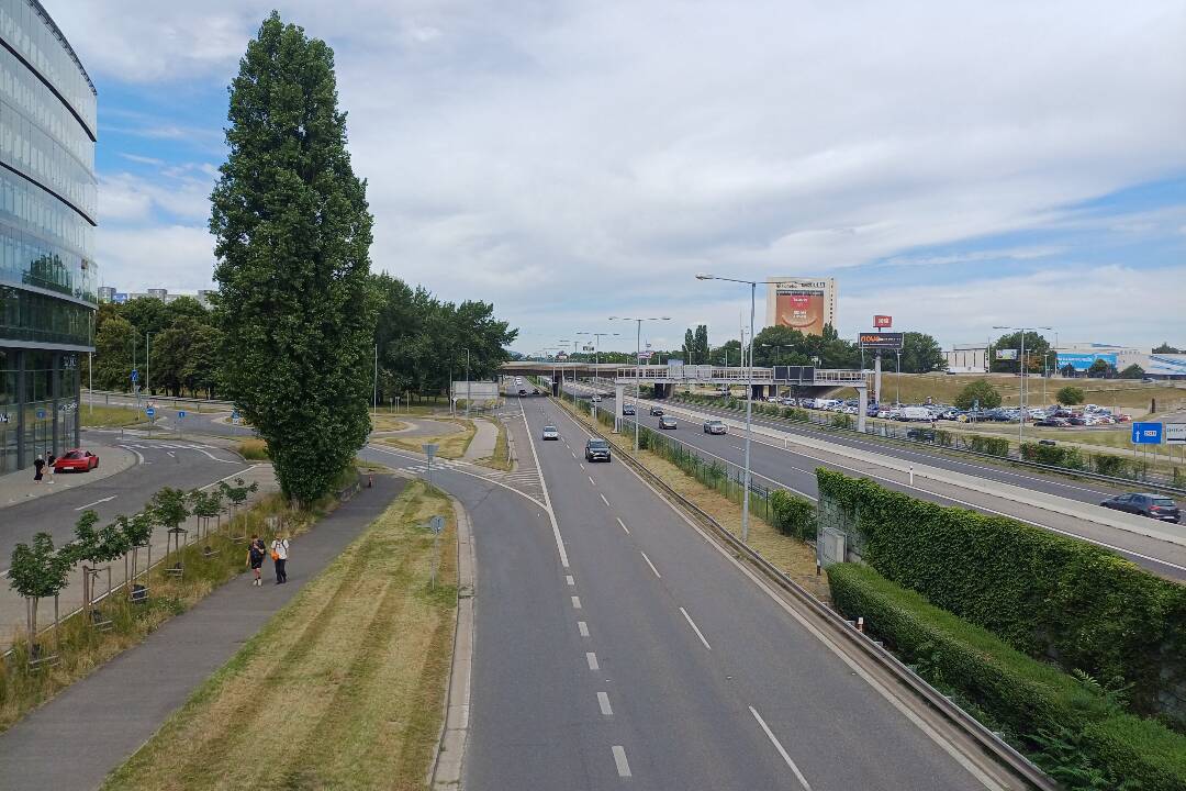 Foto: Blokovaný jazdný pruh na diaľnici D1 a polhodinová kolóna v Ivanke pri Dunaji. Ranná doprava v Bratislave a okolí