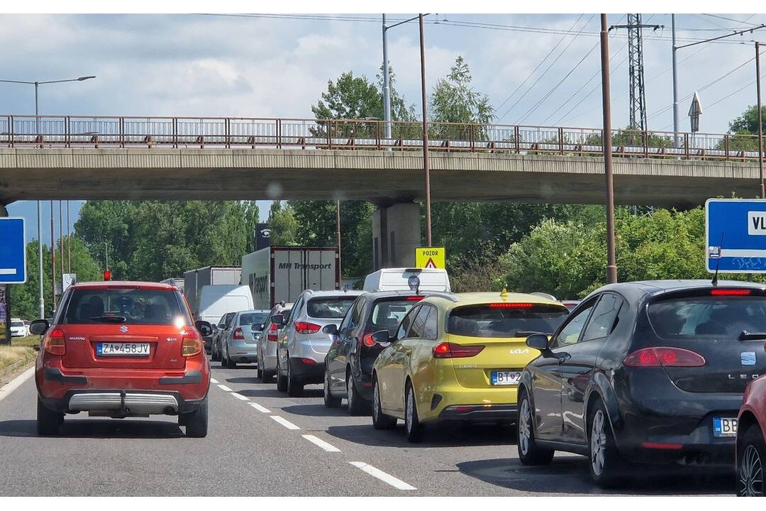 Foto: Dodávka s defektom na diaľnici D1 a nefunkčné semafory na Nivách. Ranná doprava v Bratislave