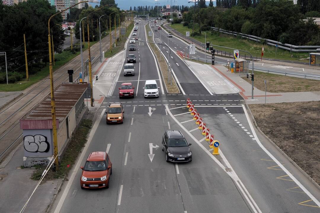 Foto: Na diaľnici D2 sa zrazili dve osobné autá, vzniká tam kolóna. Ranná doprava v Bratislave