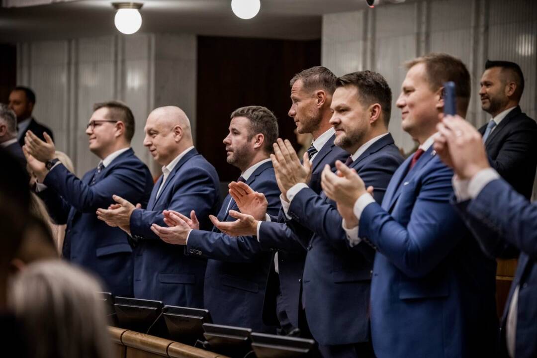 Foto: Mimoriadnu schôdzu otvorili na druhýkrát. Poslanec Hlasu-SD prišiel priamo z letiska, v letnej košeli a bermudách