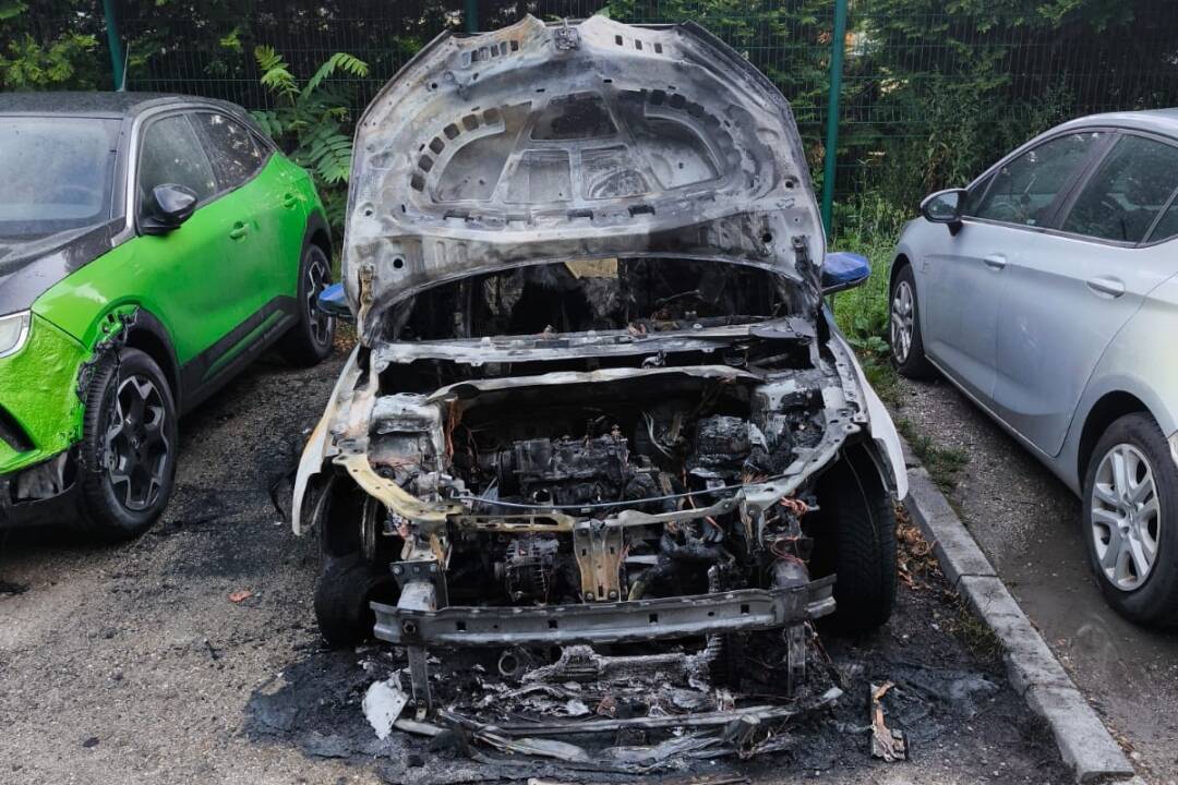 FOTO: Blízko gymnázia Ladislava Novomestského horelo auto. Zapálil ho neznámy podpaľač