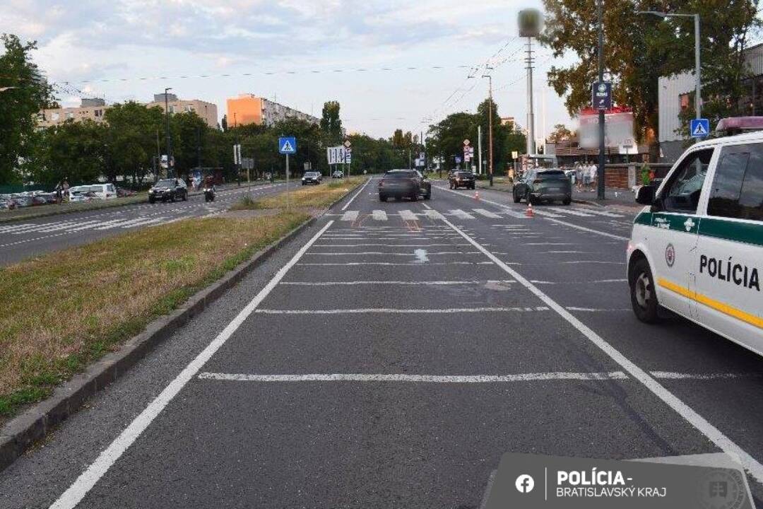 Foto: Pred McDonaldom na Prievozskej ulici zrazilo mladú chodkyňu auto. Šoférovala ho 33-ročná žena