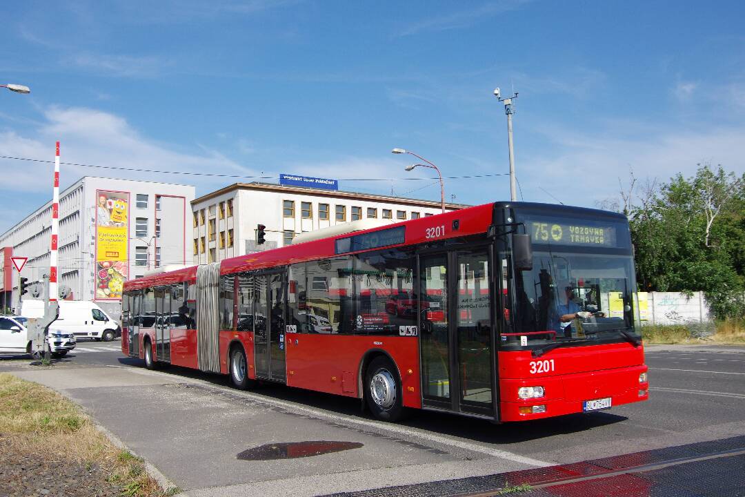 Foto: Bratislavčania sa v MHD varia. Podľa cestujúcich vodiči nezapínajú klímu zámerne, do diskusie sa zapojil aj vodič