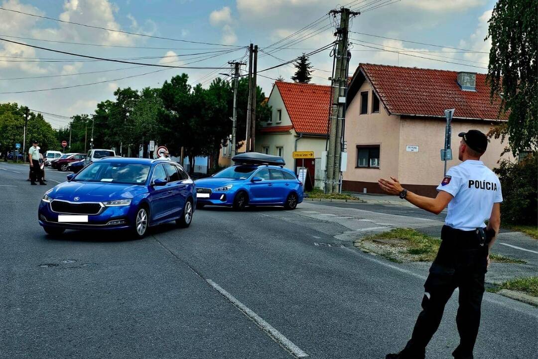 Foto: Premávka v okolí koncertu AC/DC je značne zhustená: Dopravu usmerňujú policajti