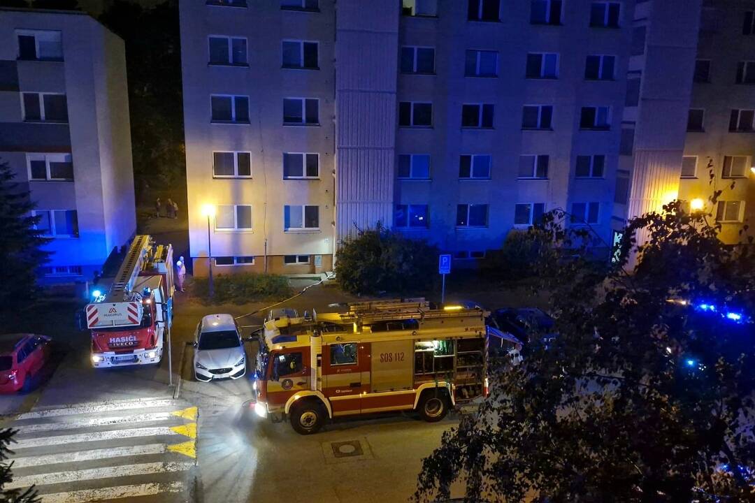 Foto: Na Lachovej v Petržalke bolo rušno. O druhej ráno vypukol požiar bytového domu