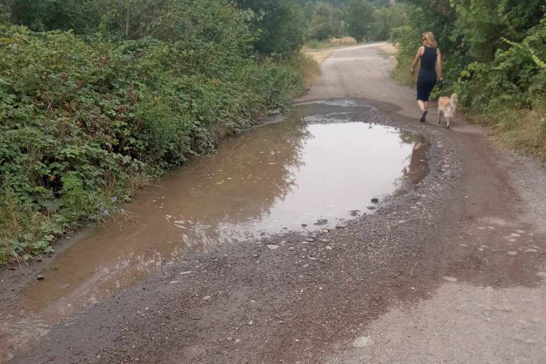 Foto: Veľká hádka Račanov pre mláku pod vinohradmi. Prasknuté potrubie mal vyriešiť starosta, iní tvrdia, že nemá oči všade