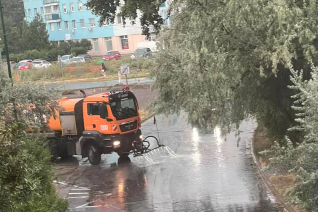 Foto: Tak polievajú alebo nepolievajú cez horúčavy petržalské ulice? Ľudia nafotili polievacie auto aj cez búrku