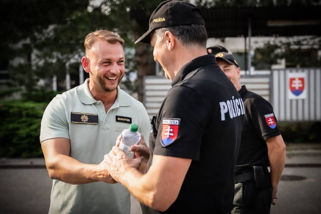 Foto: Eštok chce dať policajtom 5-tisíc eurové príspevky. Odborári mu odkazujú, že to nestačí