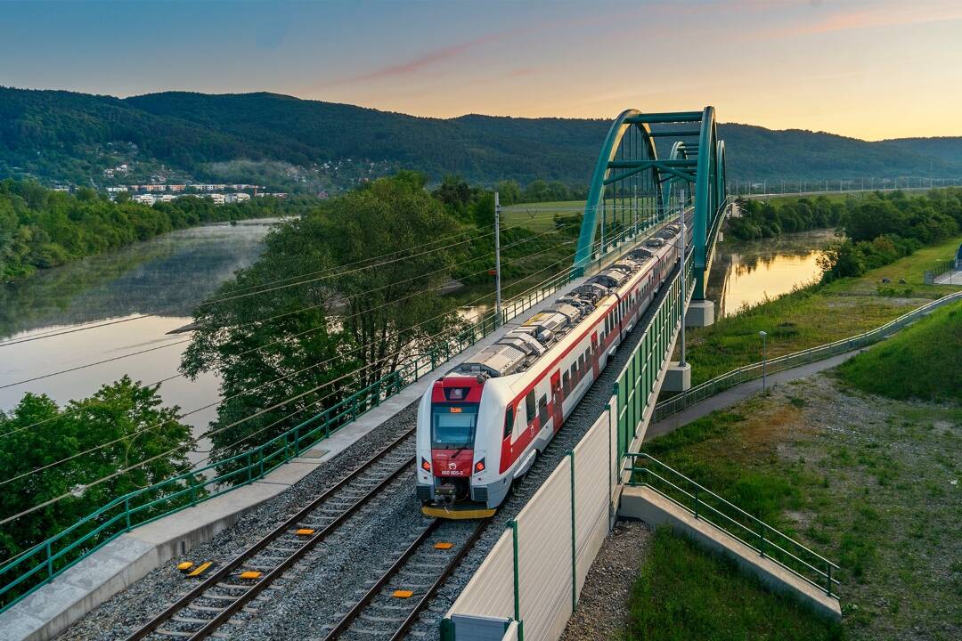 Foto: Vlaky meškajú o 18 percent kratšie, než predošlý rok. Aké sú najčastejšie dôvody čakania na spoj?