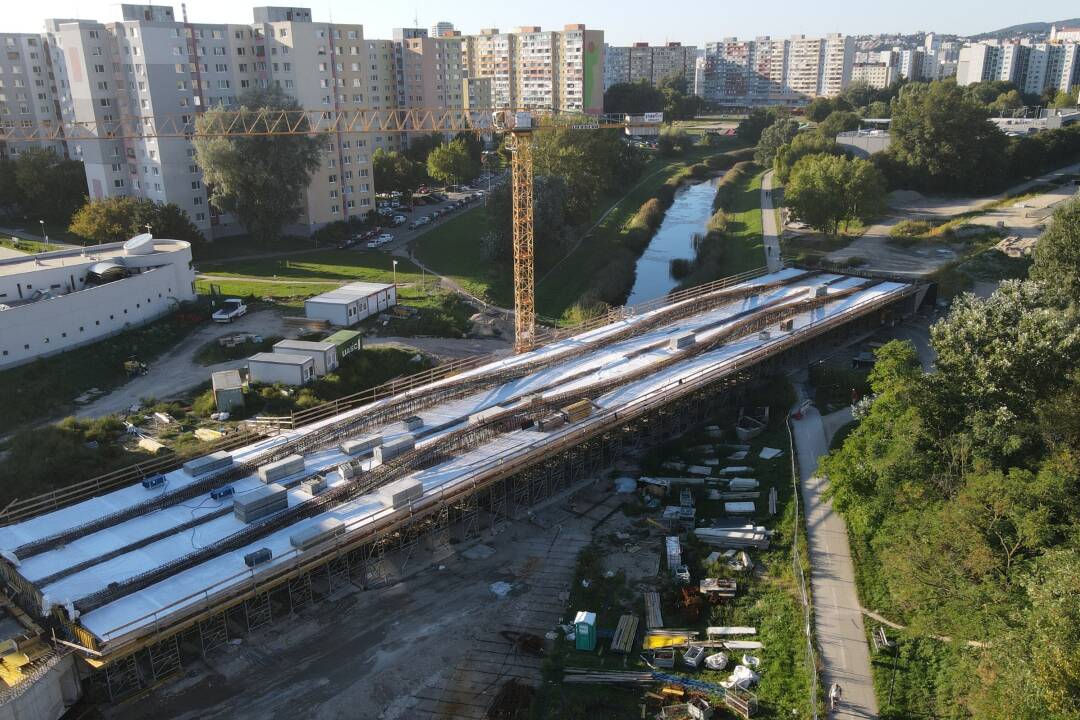 Foto: Veľké dopravné obmedzenia kvôli petržalskej električke. Dotknú sa Jantárovej cesty, Romanovej a Šintavskej